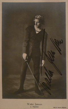 Der junge Walter Janssen als "Hamlet" in dem gleichnamigen Drama von William Shakespeare; fotografiert von Eduard Wasow (18901942); Quelle: www.cyranos.ch; Lizenz: gemeinfrei