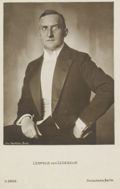 Leopold von Ledebur auf einer Fotografie von Mac Walten (18921943); Quelle: www.cyranos.ch; Lizenz: gemeinfrei