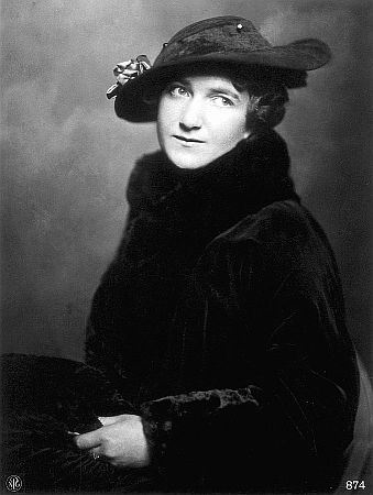 Olga Desmond ca. 1918 auf einer Fotografie von Nicola Perscheid (18641930); Quelle: Wikimedia Commons; Lizenz: gemeinfrei