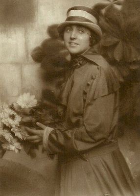 Hella Moja um 1920 auf einer Fotografie von Nicola Perscheid (1864–1930); Quelle: Wikimedia Commons: Lizenz: gemeinfrei