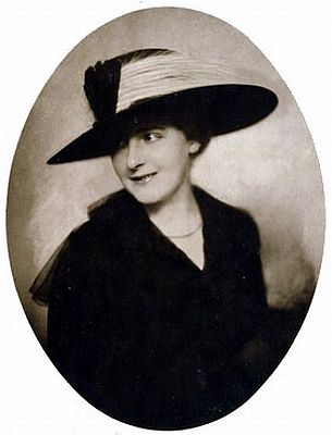 Henny Porten auf einer Fotografie von Nicola Perscheid (18641930) aus den 1920er Jahren 03; Lizenz: gemeinfrei