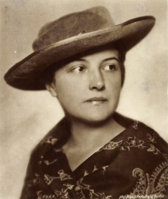 Grete Weixler um 1920 auf einer Fotografie von Nicola Perscheid (18641930); Quelle: Wikimedia Commons; Photochemie-Karte Nr. 1324; Lizenz: gemeinfrei