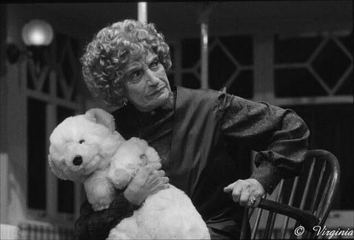 Ida Ehre als Mrs. Ethel Savage in der Komdie "Eine etwas sonderbare Dame" von John Patrick (Regie: Jan Aust; Premiere: 04.04.1985); Copyright Virginia Shue
