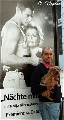Walter Giller 1996 mit Hund Nelly vor dem Plakat zu dem Theaterstück "Nächte mit Joan" an den Hamburger Kammerspielen; Copyright Virginia Shue