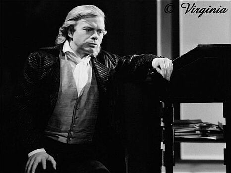 Volker Lechtenbrink mit der Titelrolle in Johann Wolfgang von Goethes Trauerspiel "Clavigo" 01; Copyright VirginiaShue