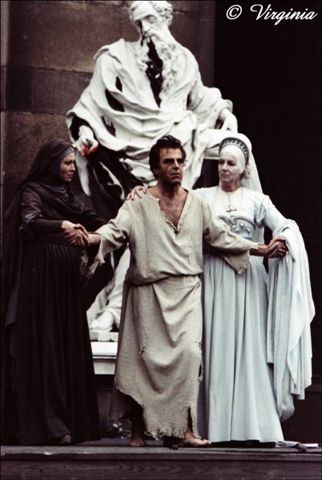Joana Maria Gorvin (rechts)  als "Glaube" in "Jedermann, Salzburg 1981; Copyright Virginia Shue