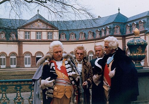 Von links nach rechts vor dem Schloss: Günter Strack (Landesfürst von Hessen-Kassel), Klaus Höhne (Kammerherr Louis Stein), Jost Siedhoff (Hanslin) und Pinkas Braun (Ernst von Schlieffen); Foto zur Verfügung gestellt von pidax film"*)